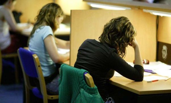 Becas de la Junta de Andalucía para que jóvenes desempleados retomen sus estudios