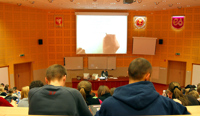 Becas Capacitas para Empleados o Familiares del Grupo Santander 2013-2014